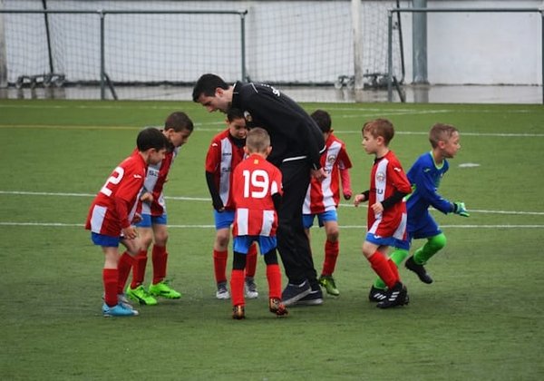 Comment les clubs de football peuvent-ils intégrer des techniques de coaching axées sur la résilience mentale pour les jeunes joueurs?
