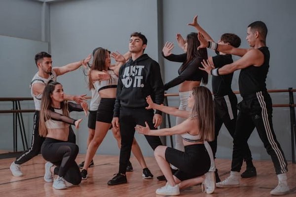 Quels exercices de musculation sont recommandés pour améliorer la force explosive des jambes chez les danseurs de hip-hop?