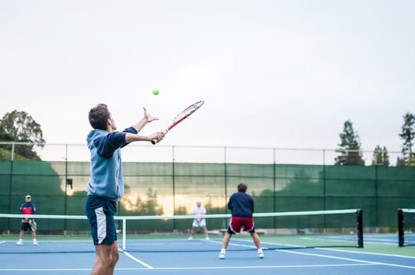 Comment améliorer la technique de coup droit en tennis pour un joueur amateur?